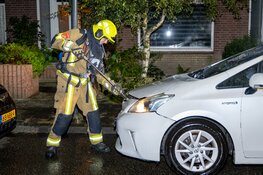 Auto in brand aan de Bertha von Suttnerstraat in Haarlem
