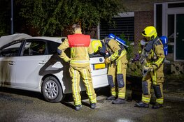 Auto in brand aan de Bertha von Suttnerstraat in Haarlem