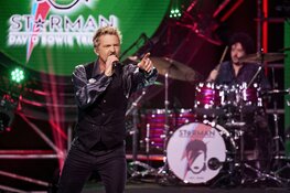 Rias Baarda komt heel dicht bij David Bowie. Tribute aan David Bowie in Kennemer Theater
