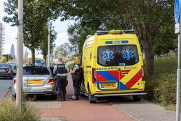 Scooterrijder rijdt tegen autodeur in IJmuiden