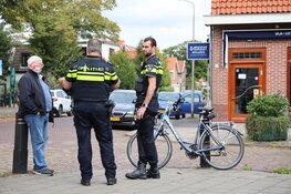 Scooterrijder rijdt tegen autodeur in IJmuiden