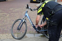 Scooterrijder rijdt tegen autodeur in IJmuiden