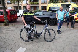 Scooterrijder rijdt tegen autodeur in IJmuiden