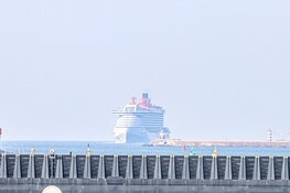 Demonstratie bij sluis in IJmuiden: cruiseschip neemt andere sluis