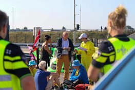 Demonstratie bij sluis in IJmuiden: cruiseschip neemt andere sluis
