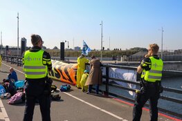 Demonstratie bij sluis in IJmuiden: cruiseschip neemt andere sluis