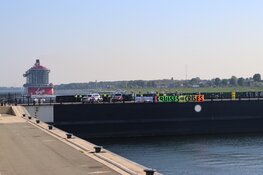 Demonstratie bij sluis in IJmuiden: cruiseschip neemt andere sluis