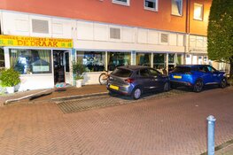 Auto rijdt verkeersbord uit de grond in Haarlem, bestuurder spoorloos