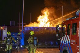 Fikse uitslaande brand in keet bij sportveld aan Adrichemlaan in Beverwijk
