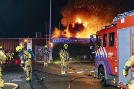 Fikse uitslaande brand in keet bij sportveld aan Adrichemlaan in Beverwijk