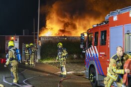 Fikse uitslaande brand in keet bij sportveld aan Adrichemlaan in Beverwijk