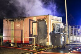 Fikse uitslaande brand in keet bij sportveld aan Adrichemlaan in Beverwijk