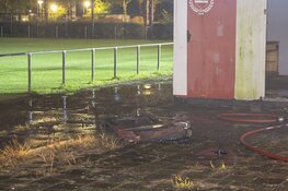 Fikse uitslaande brand in keet bij sportveld aan Adrichemlaan in Beverwijk