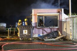 Fikse uitslaande brand in keet bij sportveld aan Adrichemlaan in Beverwijk