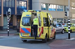 Auto rijdt tegen elektriciteitskast en boom in Beverwijk