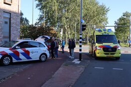 Auto rijdt tegen elektriciteitskast en boom in Beverwijk