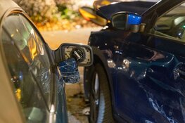 Auto tegen lantaarnpaal en geparkeerde auto's gereden in Beverwijk