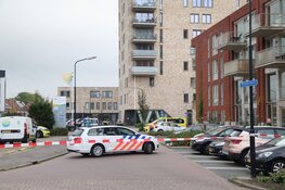 Verwarde man na uren door DSI uit raam flat gehaald in Beverwijk