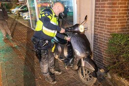 Scooterrijder gewond bij aanrijding met taxi in Haarlem