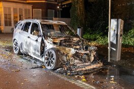 Elektrische auto gaat in vlammen op in Haarlem
