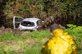 Auto te water gereden langs N205 in Haarlem