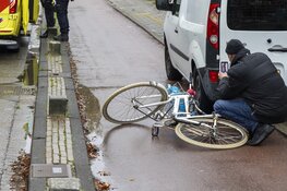 Fietsster botst tegen geparkeerde bedrijfswagen in Haarlem