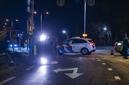 Auto op de kant op Velsertraverse in Velsen-Noord, bestuurster mee naar bureau