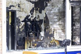 Veel rookontwikkeling en enorme schade bij brand in Warmenhovenstraat IJmuiden