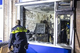 Veel rookontwikkeling en enorme schade bij brand in Warmenhovenstraat IJmuiden
