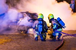 Auto compleet verwoest door brand aan Vondelweg in Haarlem