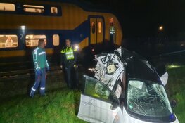 Auto door trein aangereden bij Limmen, inzittenden komen met schrik vrij