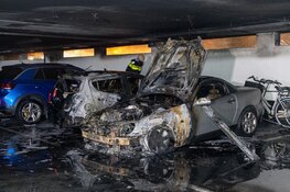 Brand in parkeergarage in Haarlem: twee auto's verwoest