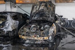 Brand in parkeergarage in Haarlem: twee auto's verwoest
