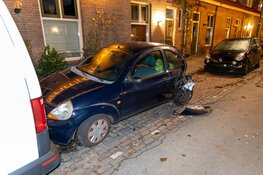 Veel schade bij geparkeerde auto’s, bestuurder gaat er vandoor in Haarlem