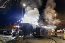 Twee voertuigen gaan in vlammen op bij nachtelijke autobrand in Haarlem