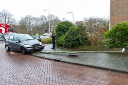 Auto tegen lantaarnpaal gereden in Driehuis