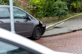Auto tegen lantaarnpaal gereden in Driehuis