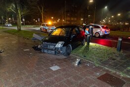 Automobilist vliegt uit de bocht en neemt de benen in Velserbroek
