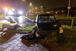 Automobilist vliegt uit de bocht en neemt de benen in Velserbroek