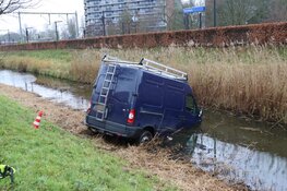 Bestelbus raakt te water in Heemskerk