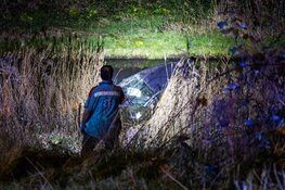 Auto vliegt uit de bocht en eindigt in sloot in Haarlem