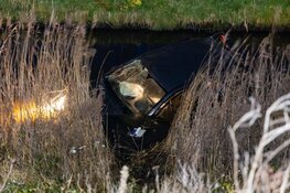 Auto vliegt uit de bocht en eindigt in sloot in Haarlem