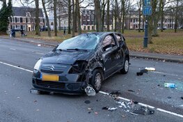 Automobilist slaat over de kop en vlucht in Haarlem