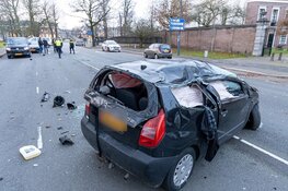 Automobilist slaat over de kop en vlucht in Haarlem