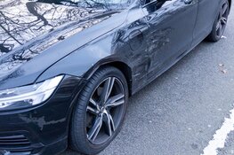 Automobilist slaat over de kop en vlucht in Haarlem