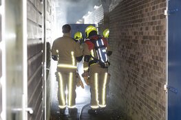 Brand in poort achter Elink Sterkstraat in Beverwijk