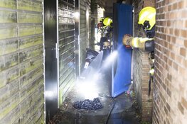 Brand in poort achter Elink Sterkstraat in Beverwijk