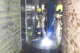Brand in poort achter Elink Sterkstraat in Beverwijk