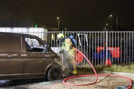 Bestelbus in brand in IJmuiden, weer in Egmondstraat