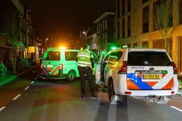 Straat afgezet door explosie bij woning in Haarlem